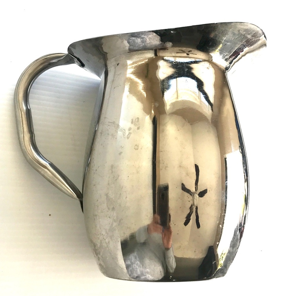 Stainless Deluxe Bell Pitcher with Ice Catcher, 2-Quart preowned great condition
